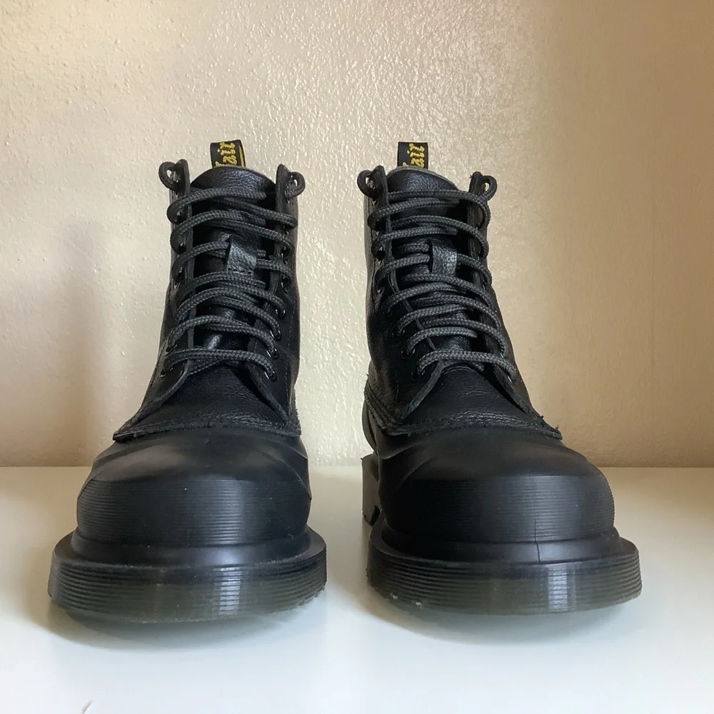 Dr. Martens Boots Women’s US 7, Men’s US 6
